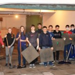 В.Г. Заволока с учащимися отделения лёгкой атлетики на субботнике в тире СОШ № 11 DSC_0682